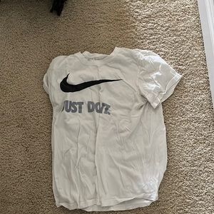 5 dingy white Nike and under armor t shirts